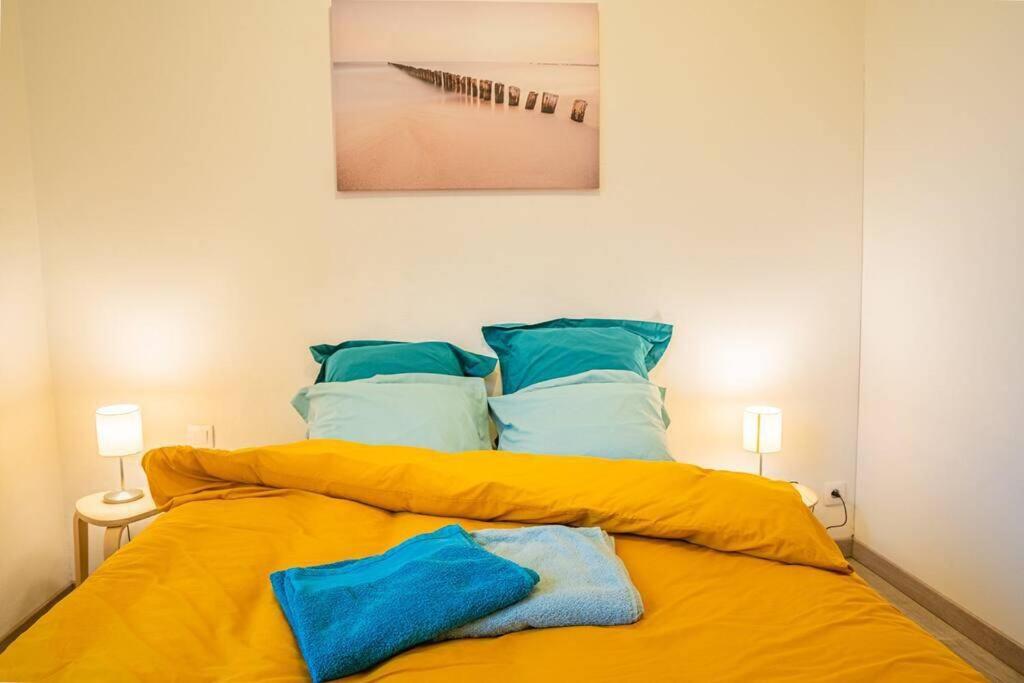 レンヌにあるLE ROAZHON NEST - proche du centre villeのベッド(黄色のシーツ、青い枕付)
