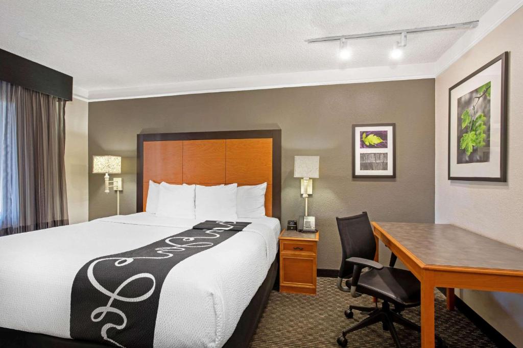 Postel nebo postele na pokoji v ubytování La Quinta Inn by Wyndham Tucson East