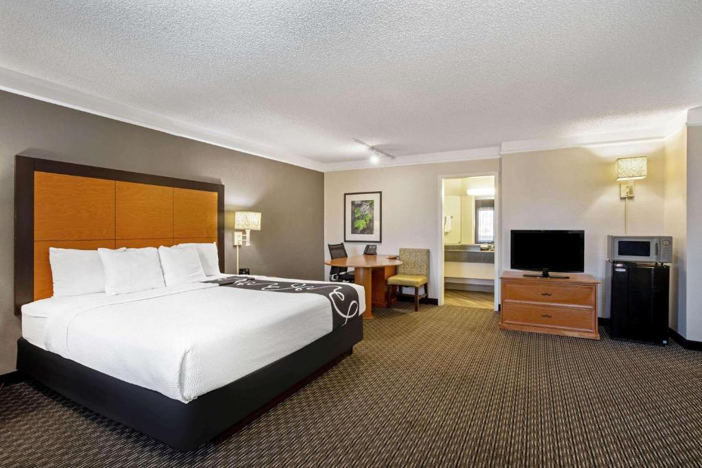 TV a/nebo společenská místnost v ubytování La Quinta Inn by Wyndham Tucson East