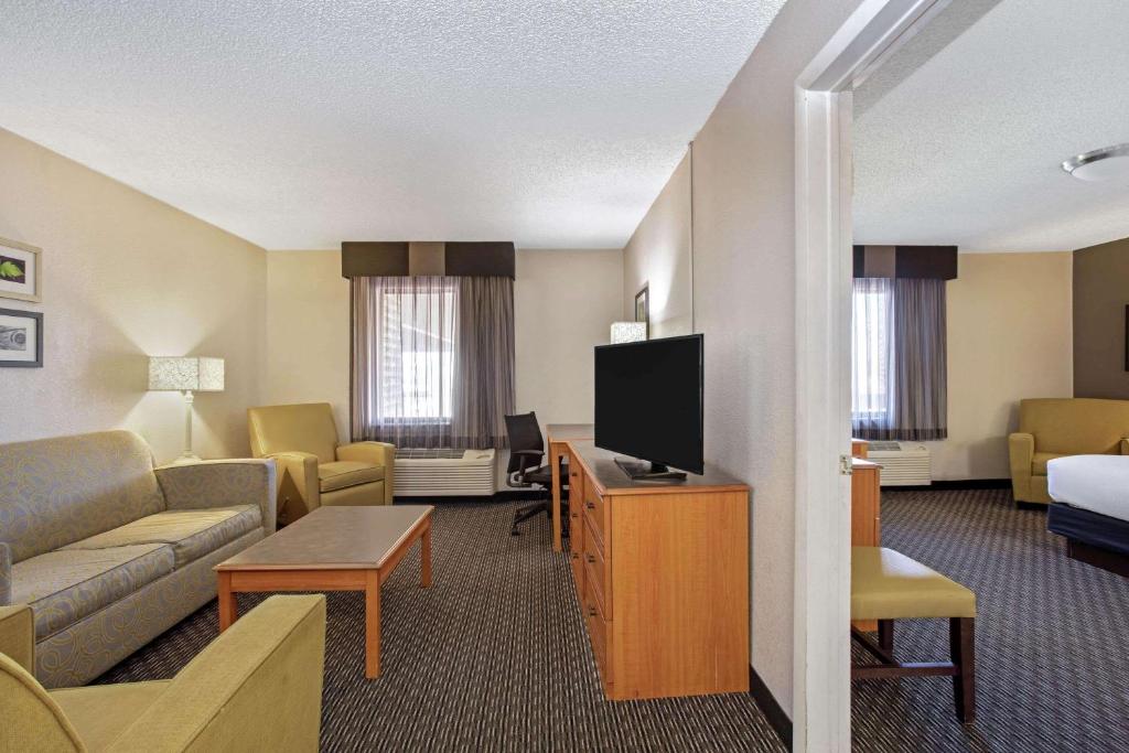 TV a/nebo společenská místnost v ubytování La Quinta Inn by Wyndham Tucson East