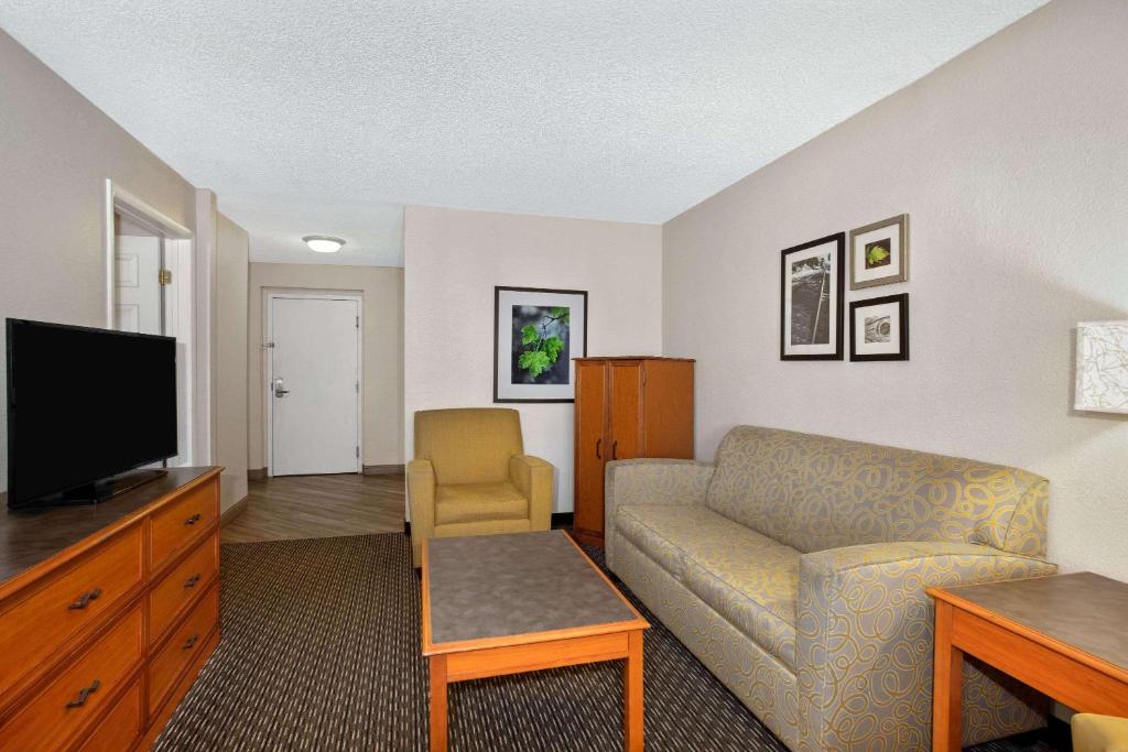 TV a/nebo společenská místnost v ubytování La Quinta Inn by Wyndham Tucson East