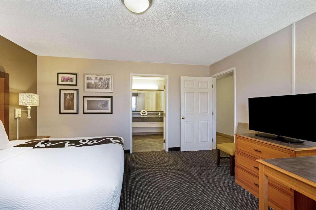 TV a/nebo společenská místnost v ubytování La Quinta Inn by Wyndham Tucson East