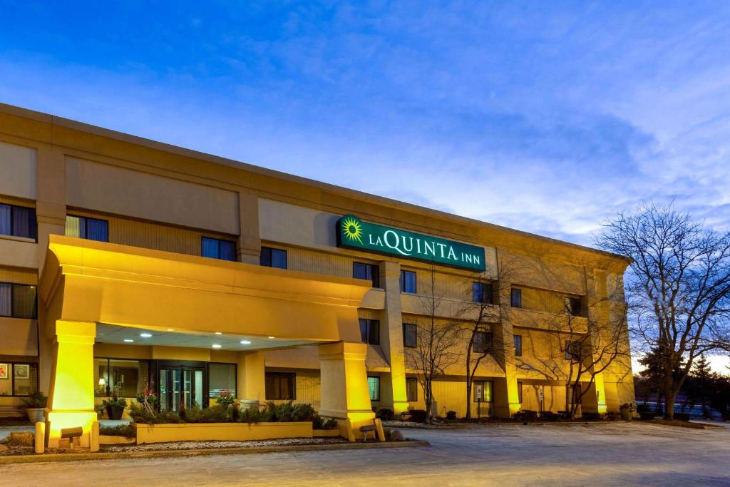 a hotel with a sign that reads luxury inn at La Quinta Inn by Wyndham Chicago Willowbrook in Willowbrook