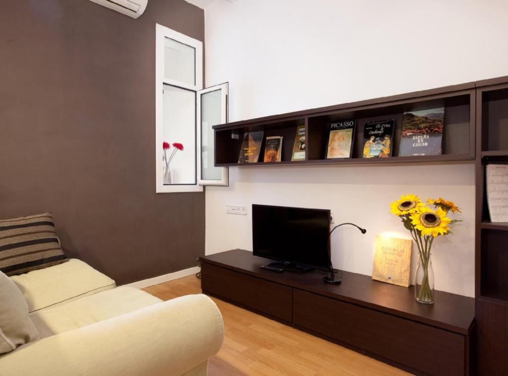 A television and/or entertainment centre at Authentic flat2 in Poble sec - Paralelo
