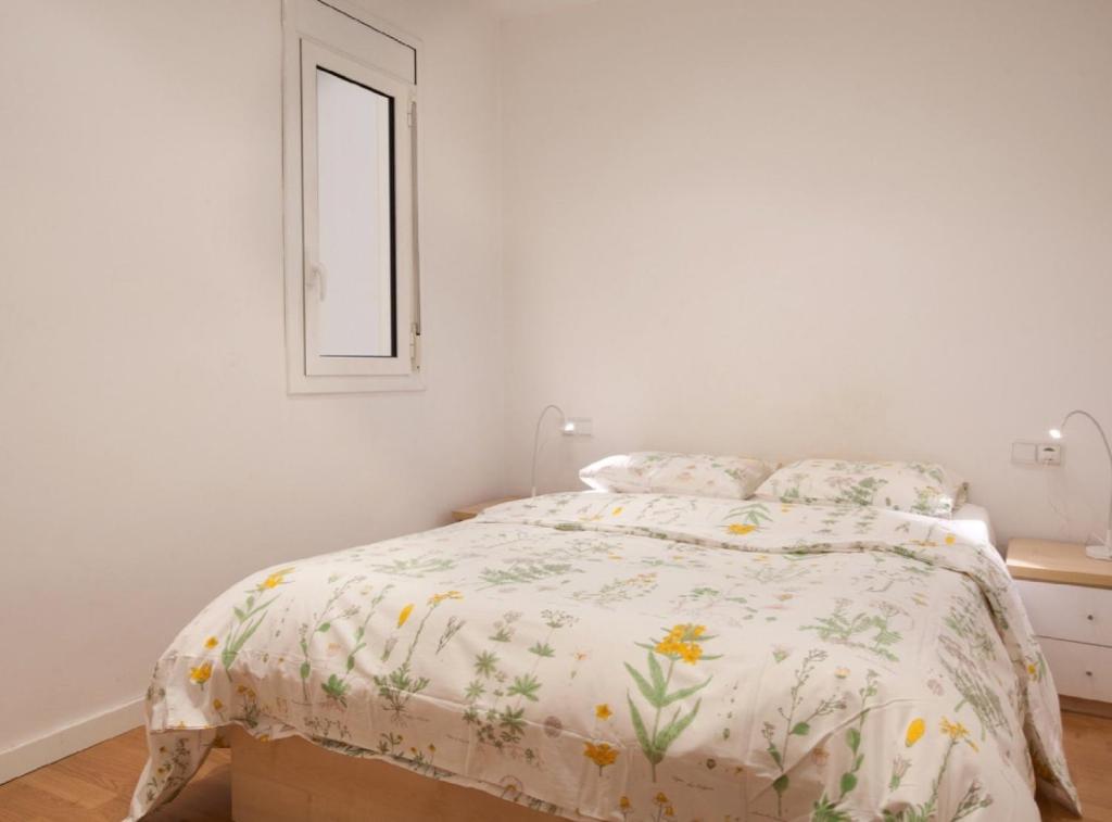 A bed or beds in a room at Authentic flat2 in Poble sec - Paralelo