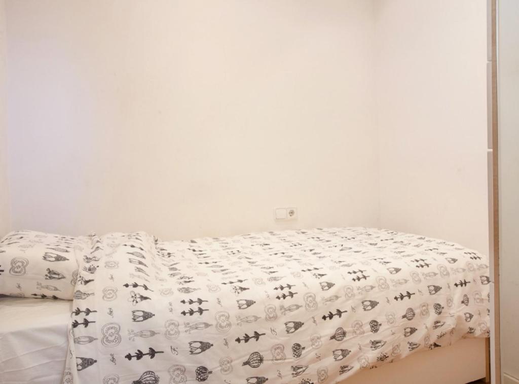 A bed or beds in a room at Authentic flat2 in Poble sec - Paralelo
