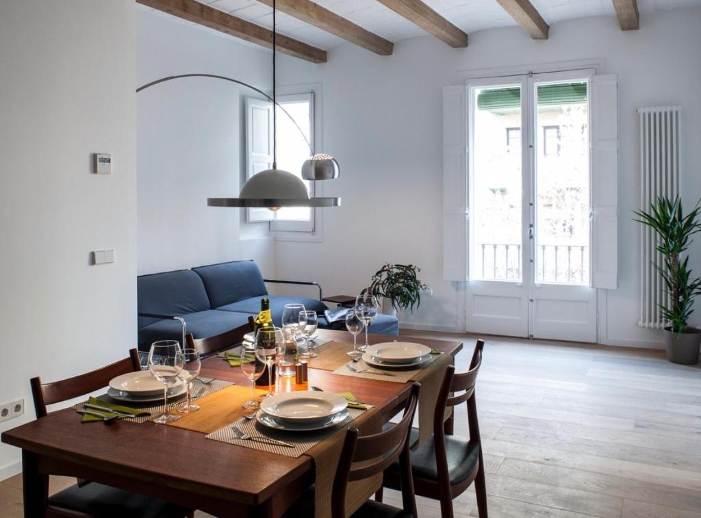 バルセロナにあるFlat San Antoni Villaroel/Apartmentのダイニングルーム、リビングルーム(木製テーブル、椅子付)