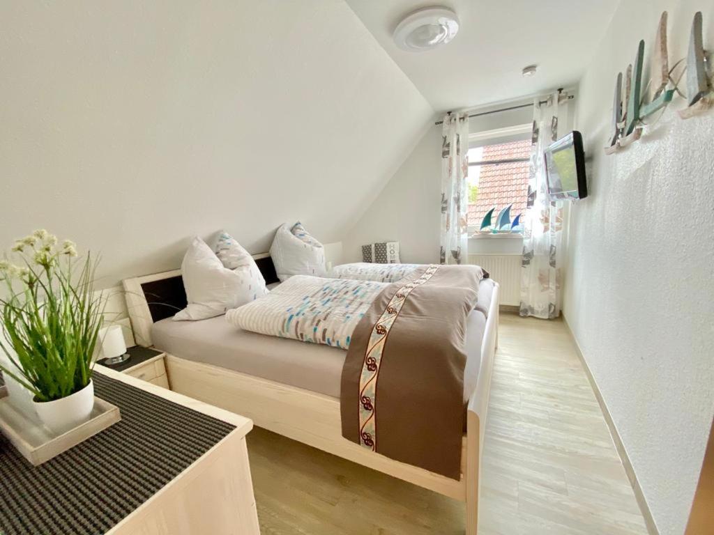 - une chambre avec un lit et une fenêtre dans l'établissement Ferienhaus Antje Greetsiel Nordsee, à Krummhörn