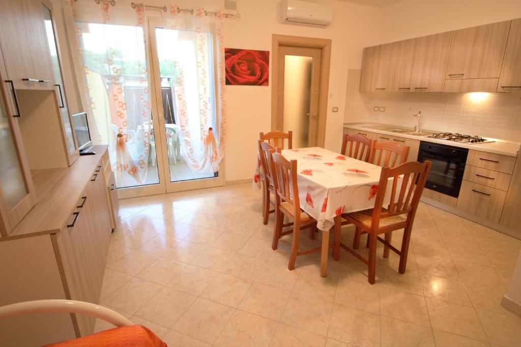 a kitchen and dining room with a table and chairs at Bilocale Orange in Gallipoli