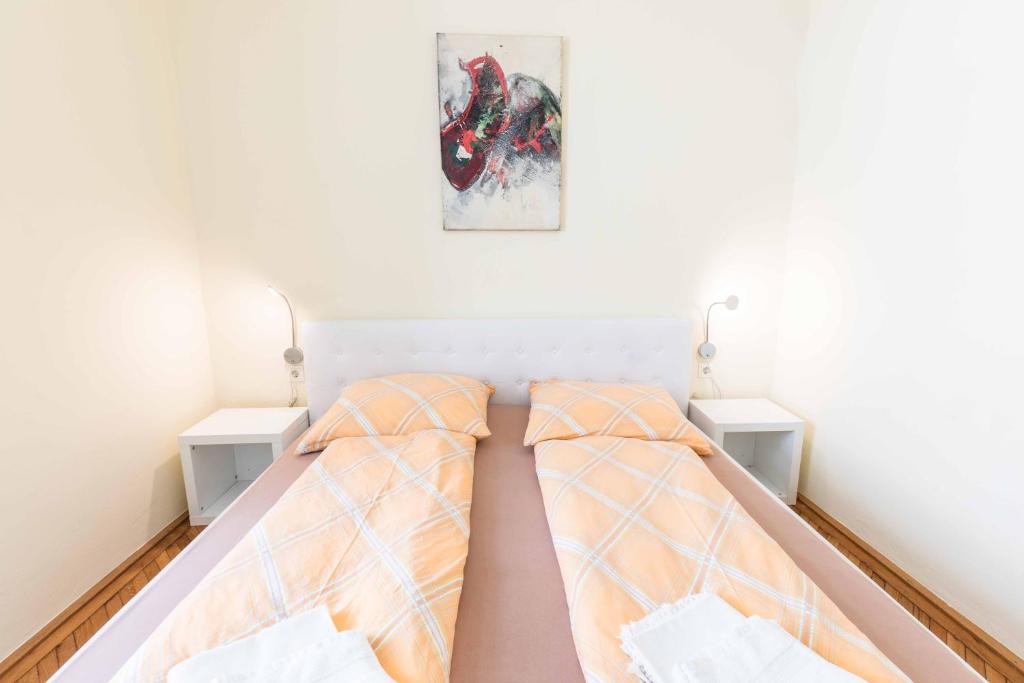 ein Schlafzimmer mit 2 Betten und einem Wandgemälde in der Unterkunft Ferienwohnung Klangturm im Zentrum in Sankt Pölten