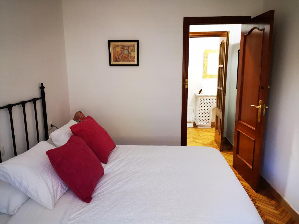Posteľ alebo postele v izbe v ubytovaní Apartamento bonito y bien ubicado en el Soho de Málaga.