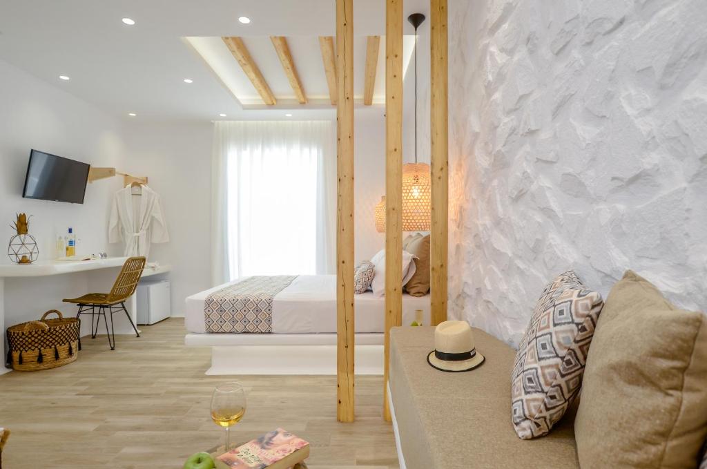 uma sala de estar com uma cama, um sofá e uma mesa em Naxian Spirit Inn em Naxos Chora