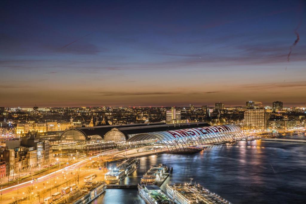Vue générale sur Amsterdam ou vue de la ville depuis l'hôtel