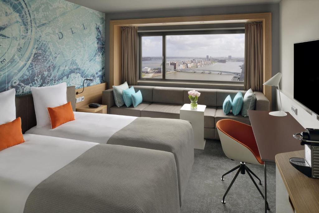 Un ou plusieurs lits dans un hébergement de l'établissement Mövenpick Hotel Amsterdam City Centre