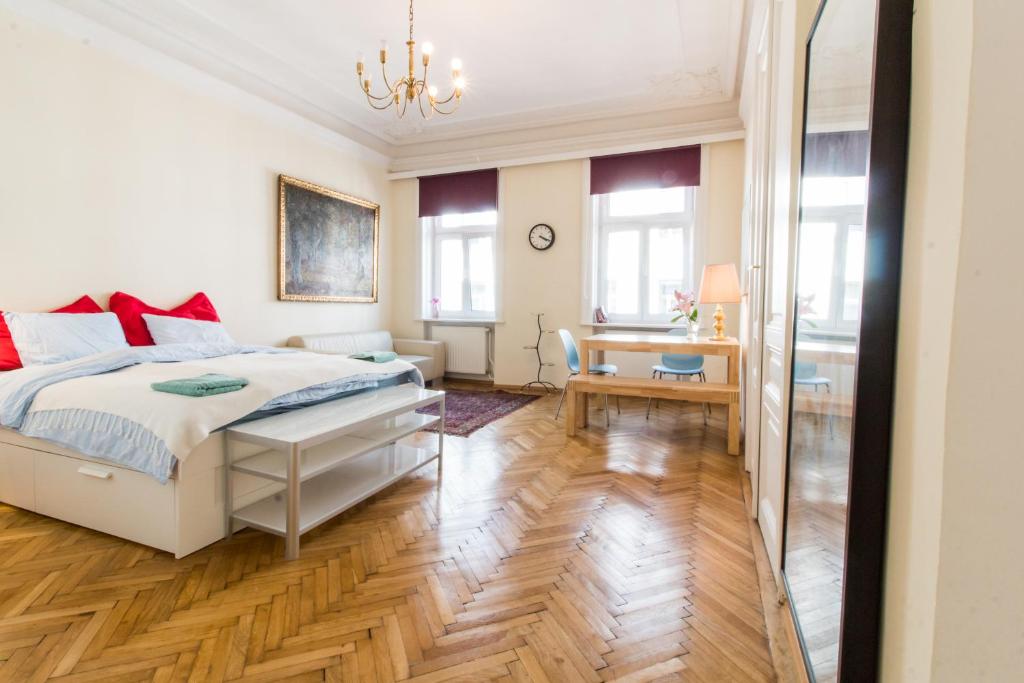 1 dormitorio con cama, mesa y escritorio en ELEGANT, STYLISH STUDIO IN THE HEART OF VIENNA!, en Viena