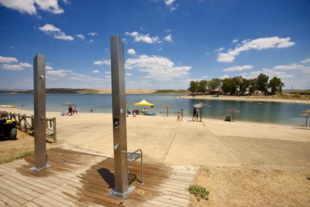une plage avec des gens sur le sable et l'eau dans l'établissement Alojamientos rurales La Barca del tío Vito, à Peloche