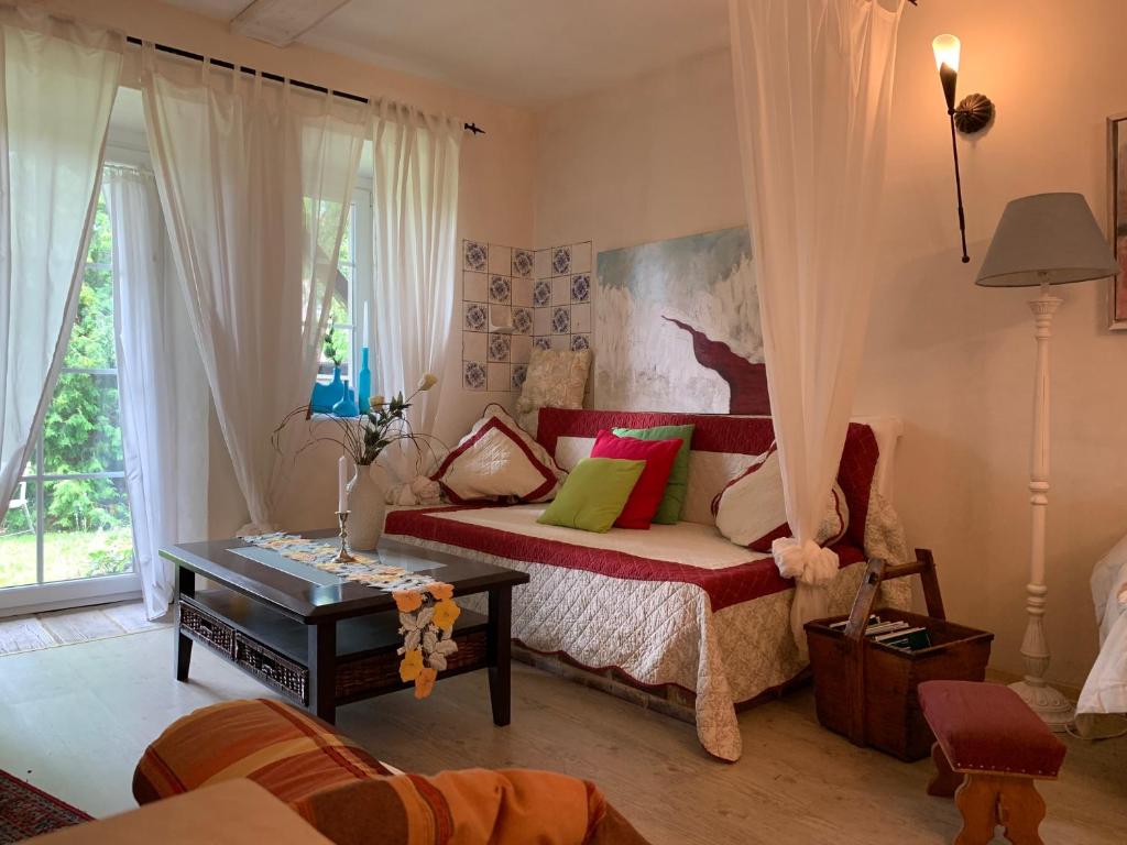 una sala de estar con una cama y una mesa en Ferienwohnung Firnhaber - Nieder Seifersdorf Oberlausitz, en Nieder Seifersdorf