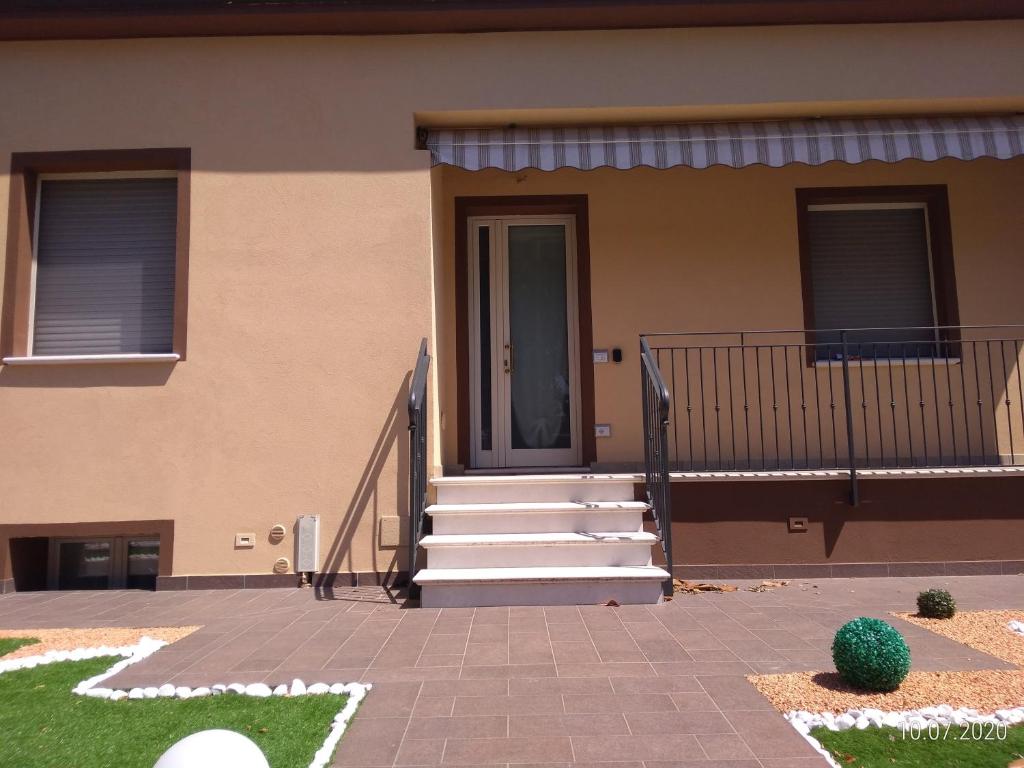 uma casa com uma porta da frente e escadas em La Casina em Santarcangelo di Romagna