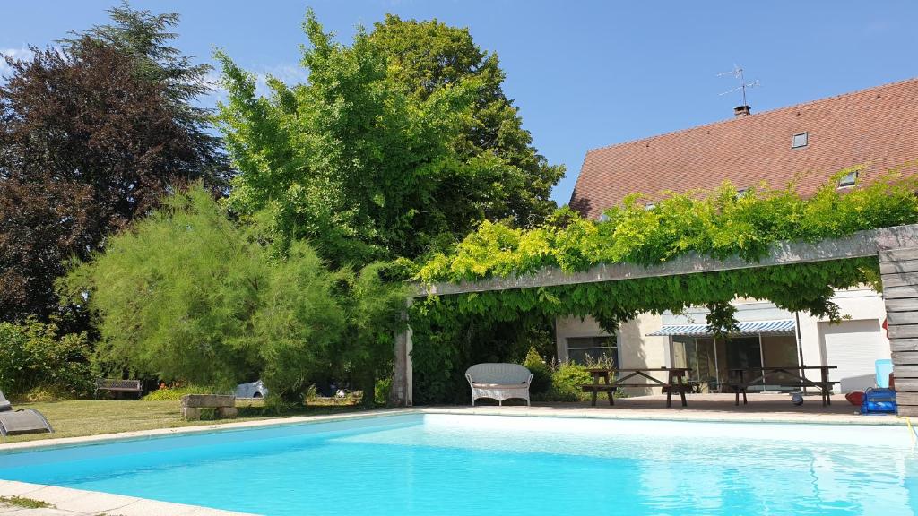 - une piscine en face d'une maison dans l'établissement Appartement 2 chambres Lili, à Poligny