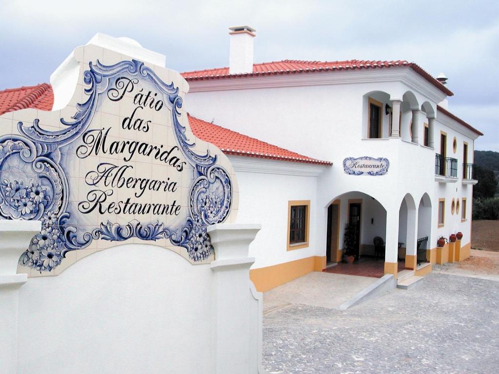 un bâtiment avec un panneau devant lui dans l'établissement Patio das Margaridas, à Óbidos