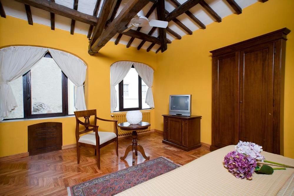 Camera con letto, TV e sedia di Ospitalità Collicola a Spoleto