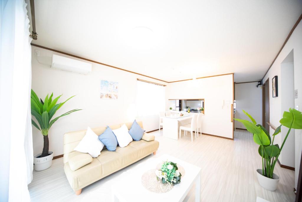un soggiorno con divano e tavolo di Awaji Seaside Resort in Sumoto a Sumoto