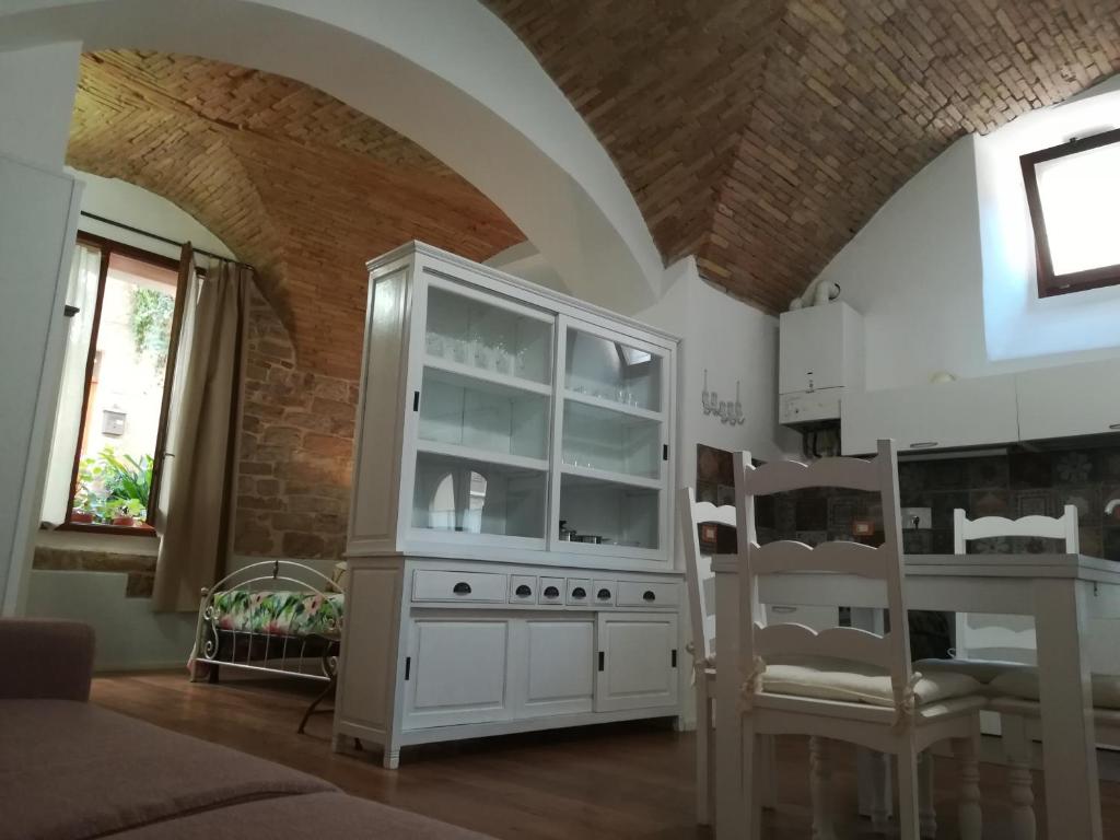 uma cozinha com um armário branco num quarto em Borgo San Sisto Apartment em Spello