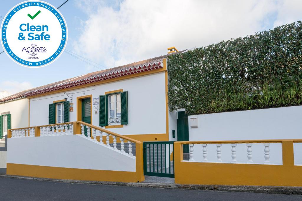 una casa con un cartel que diga limpio y seguro en Casa da Agua Quente - AL, en Furnas