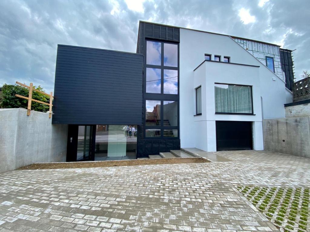 uma casa com uma fachada a preto e branco em Ver'Olive em Francorchamps