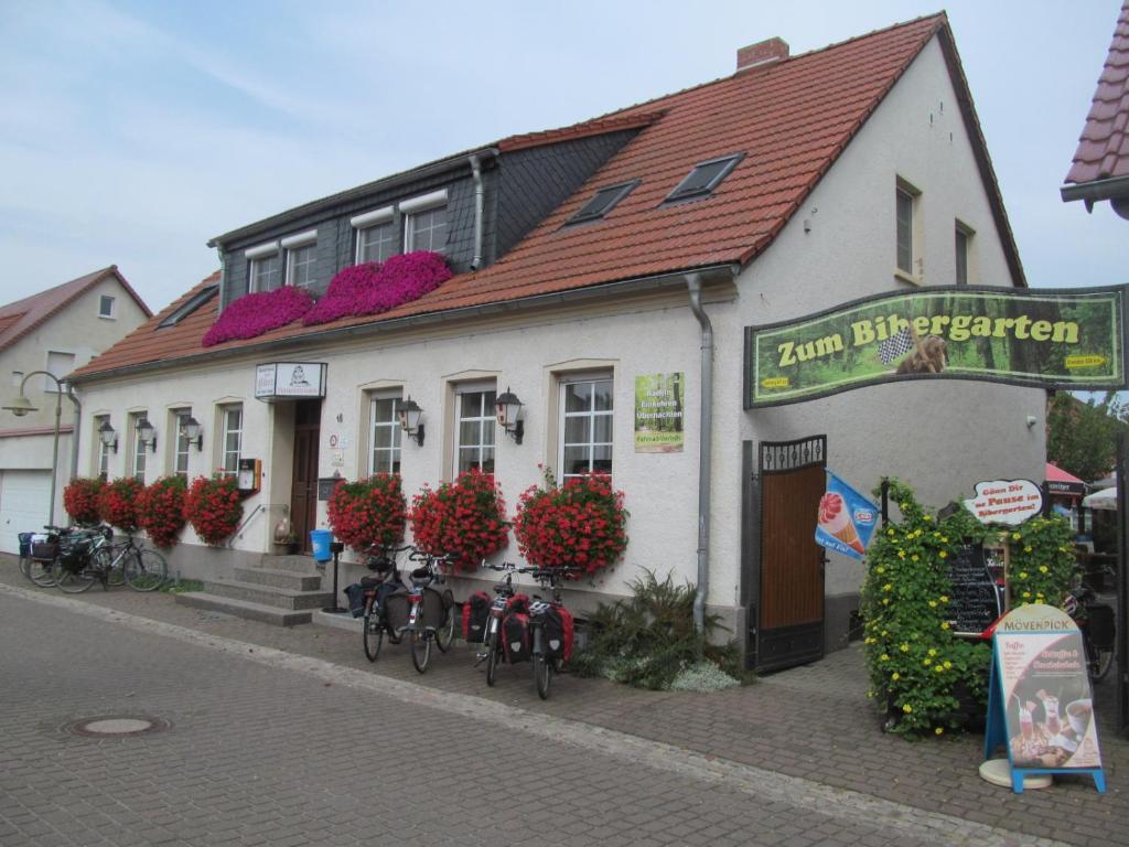 a building with bikes parked outside of it on a street at Gasthaus und Pension Zum Biber in Steckby