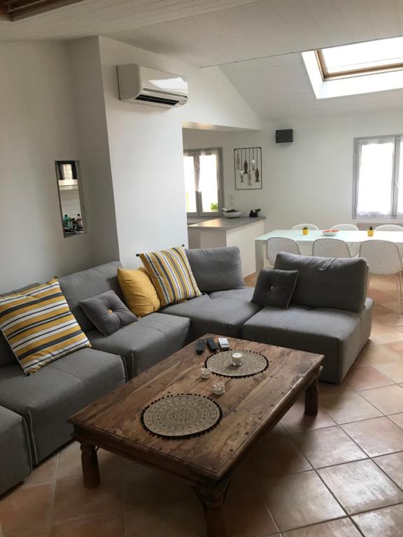 un salon avec un canapé et une table basse dans l'établissement Appartement 3 chambres proche mer et Negresco, à Nice