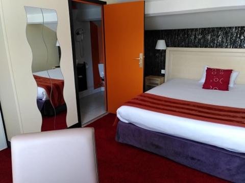 Postel nebo postele na pokoji v ubytování Bagnoles Hotel - Contact Hotel