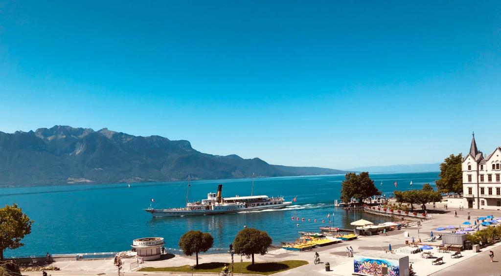 ein großes Boot in einem großen Wasserkörper in der Unterkunft Guest House Le Charlot in Vevey