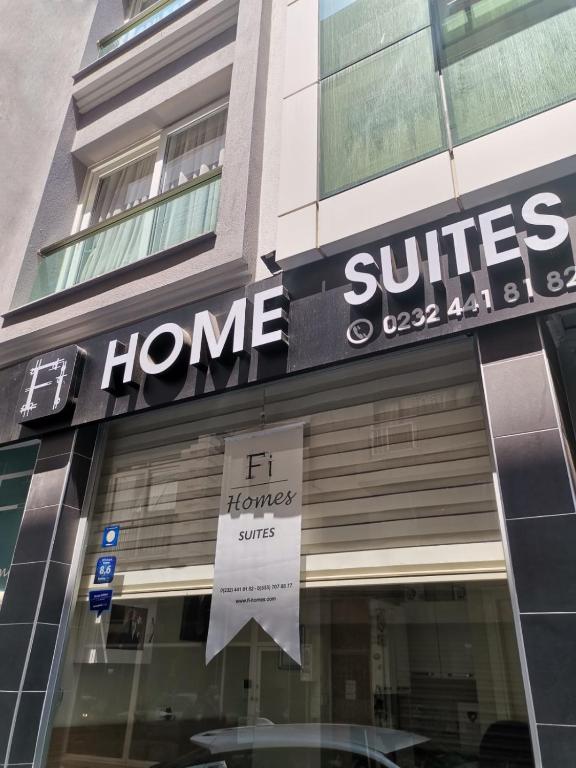 ein Geschäft mit einem Schild an der Vorderseite eines Gebäudes in der Unterkunft Fi Homes in Izmir