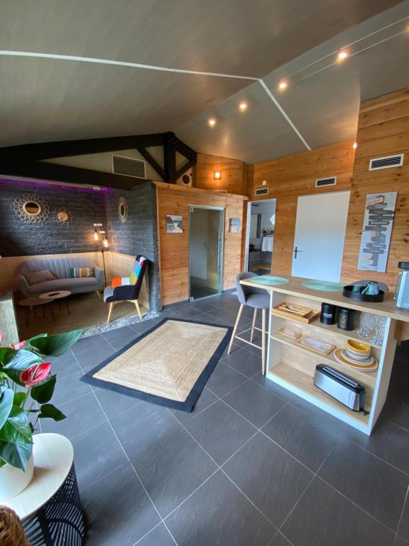 Cette chambre dispose d'une cuisine avec un comptoir et une table. dans l'établissement La Cabane d'Arès - chambre double PREMIUM, à Arès