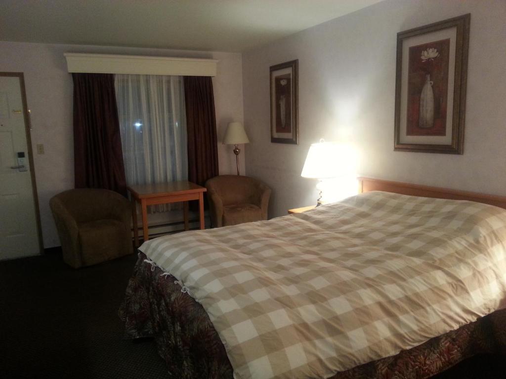 Postel nebo postele na pokoji v ubytování Heritage Inn