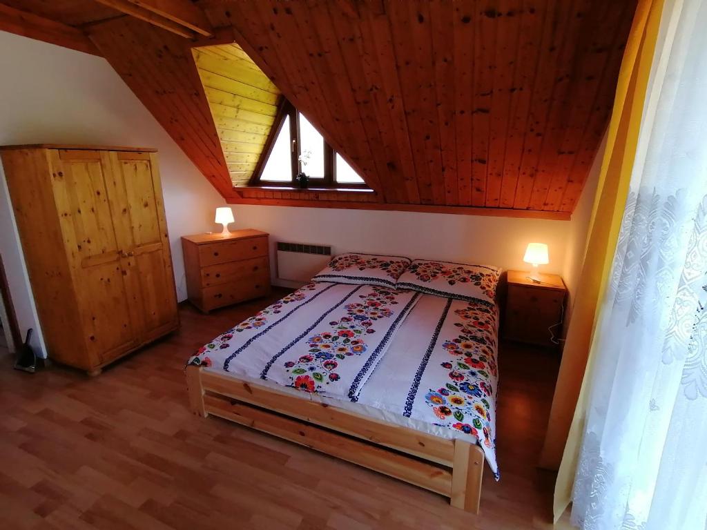 Tempat tidur dalam kamar di Chata Evijan