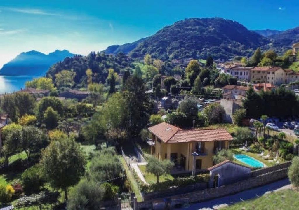 uma vista aérea de uma villa com um lago em Charming Bellagio Boutique Hotel em Bellagio