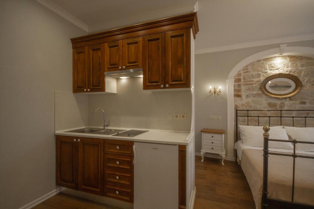 kuchnia ze zlewem obok łóżka w obiekcie Casa Bachieri w Rovinj