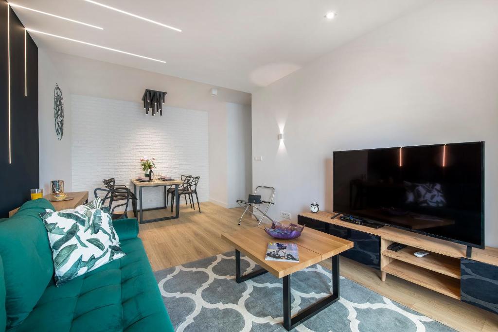 Televízia a/alebo spoločenská miestnosť v ubytovaní P&O Serviced Apartments MORDOR