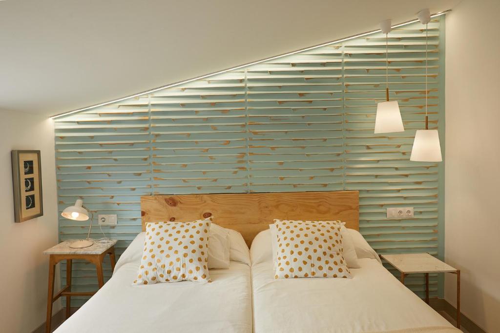 ein Schlafzimmer mit einem Bett und zwei Kissen in der Unterkunft Ático con maravillosas vistas in Viveiro