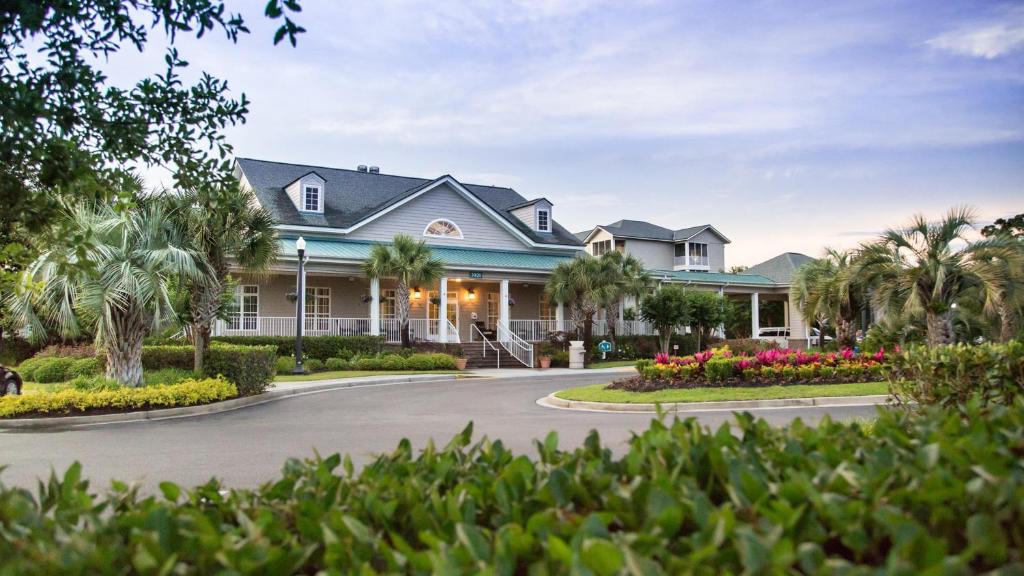 ein Haus mit Palmen und einer Auffahrt in der Unterkunft Holiday Inn Club Vacations South Beach Resort, an IHG Hotel in Myrtle Beach