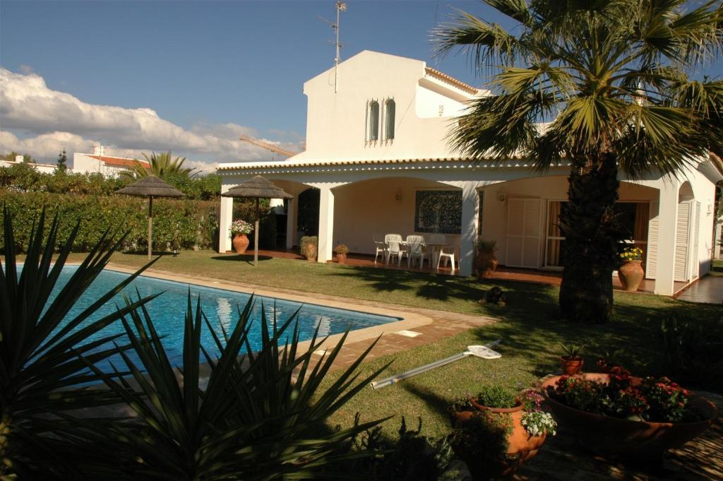 een villa met een zwembad en een huis bij Luxury 3 bedroom Villa with Private Pool in Cabanas de Tavira