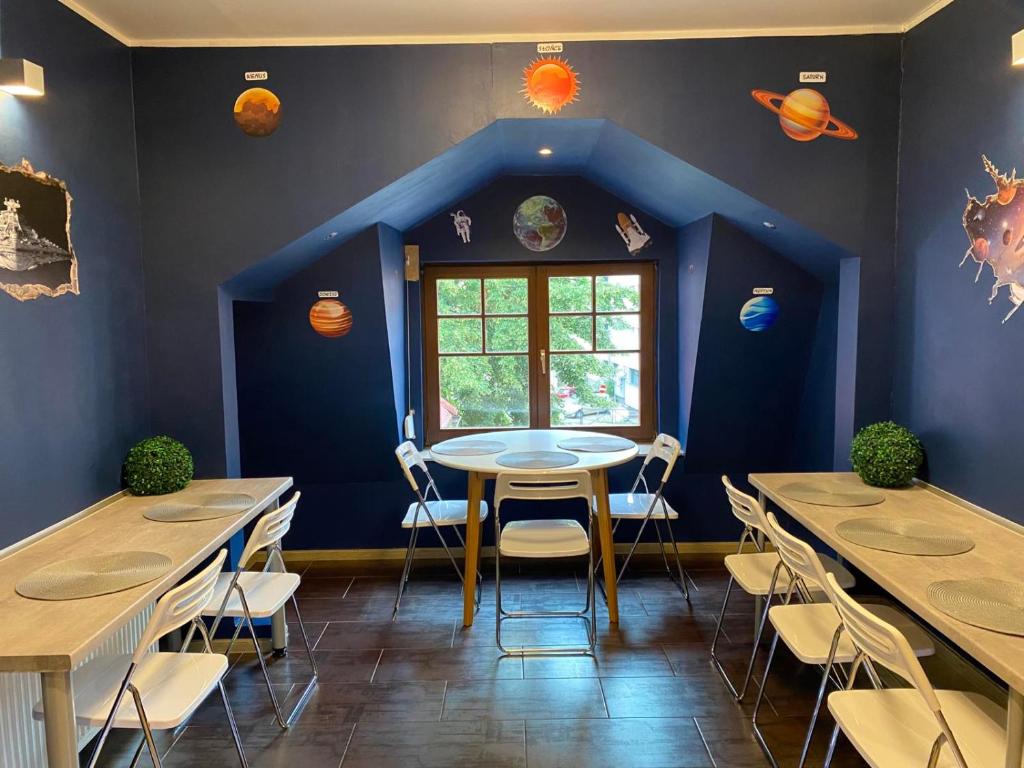 Reštaurácia alebo iné gastronomické zariadenie v ubytovaní Hostel Galaxy