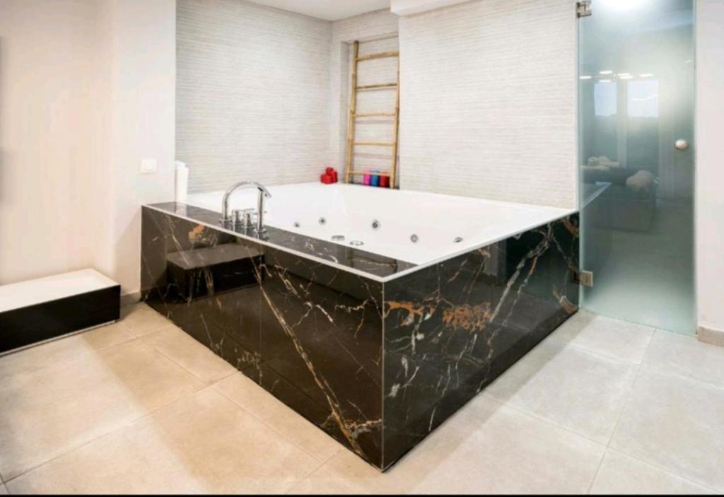 Et badeværelse på Romantic Jacuzzi Apartment