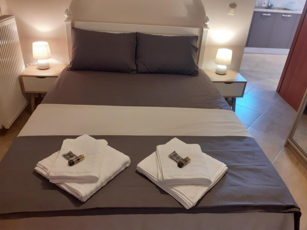 Vasiliki Residence في بيلوس: غرفة نوم عليها سرير وفوط