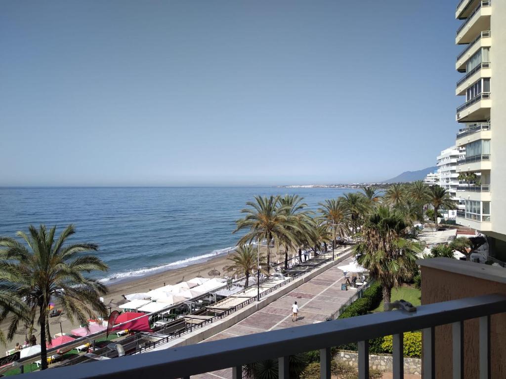 uma vista para a praia a partir da varanda de um condomínio em Playa Marbella em Marbella