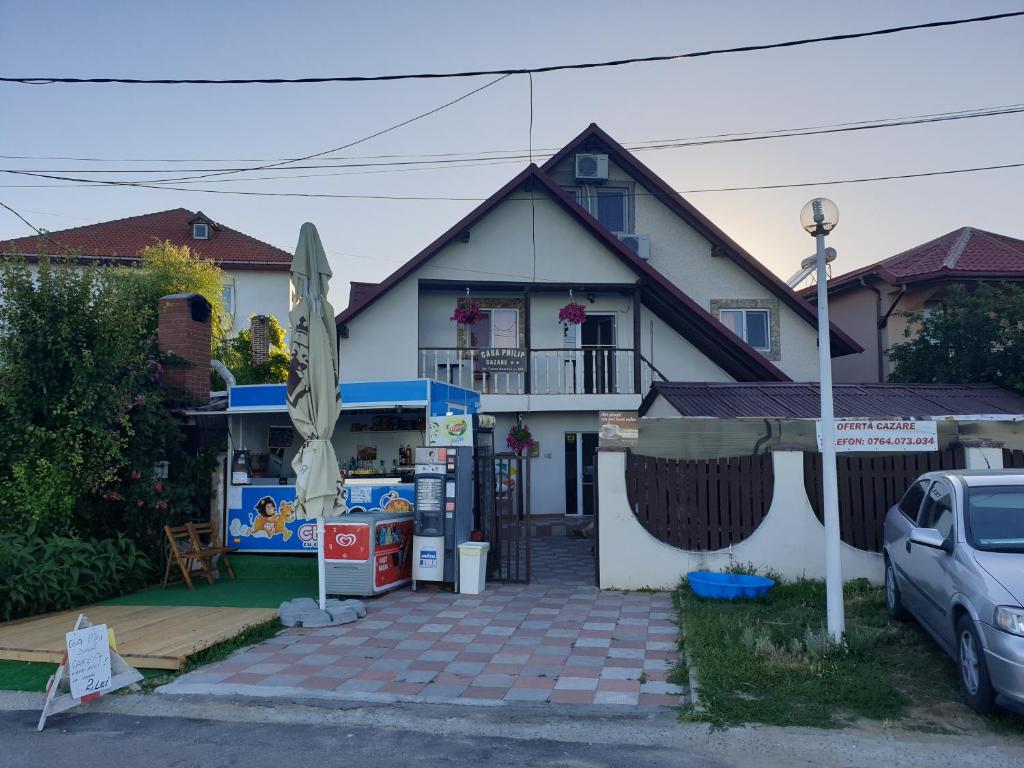 una casa con una macchina parcheggiata di fronte di Casa Philip Costinești, acceptăm vouchere de vacanta a Costinesti