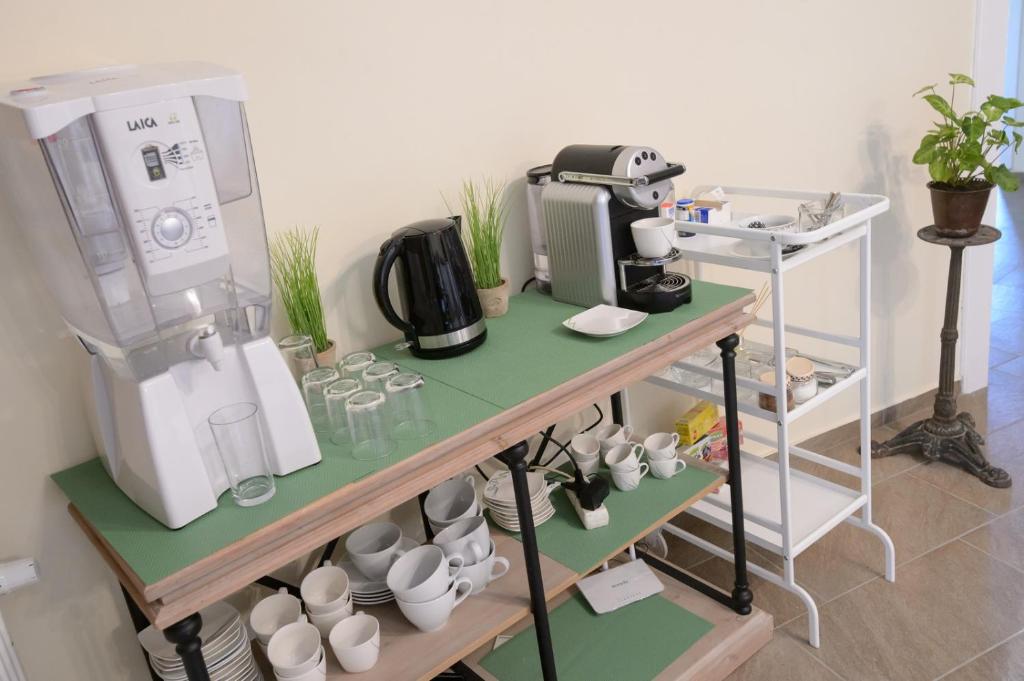 Příslušenství pro přípravu čaje a kávy v ubytování Illaberek Panzió