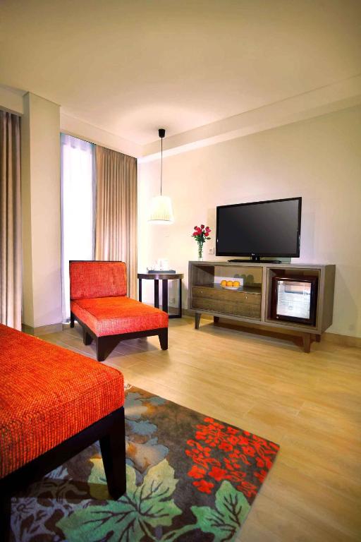 TV a/nebo společenská místnost v ubytování Harper Kuta Hotel by ASTON